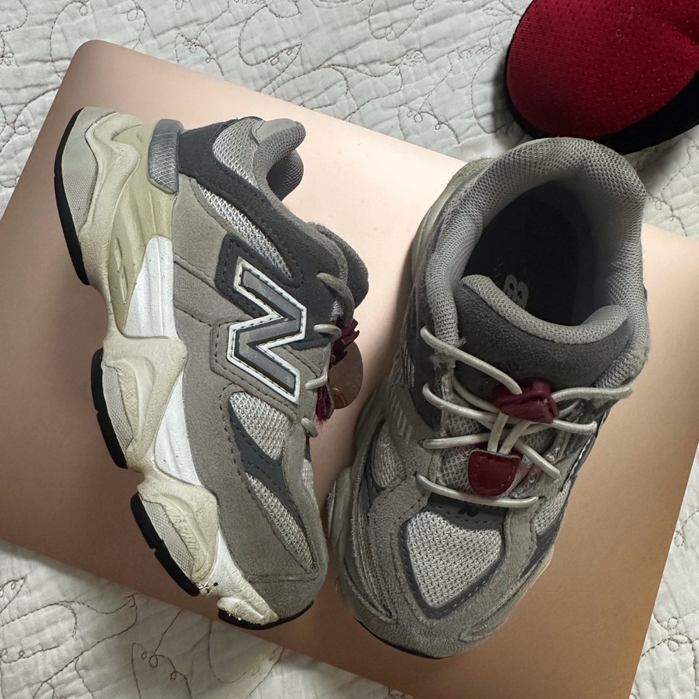 New Balance 9060 Kids' Gray Sneakers size 9c